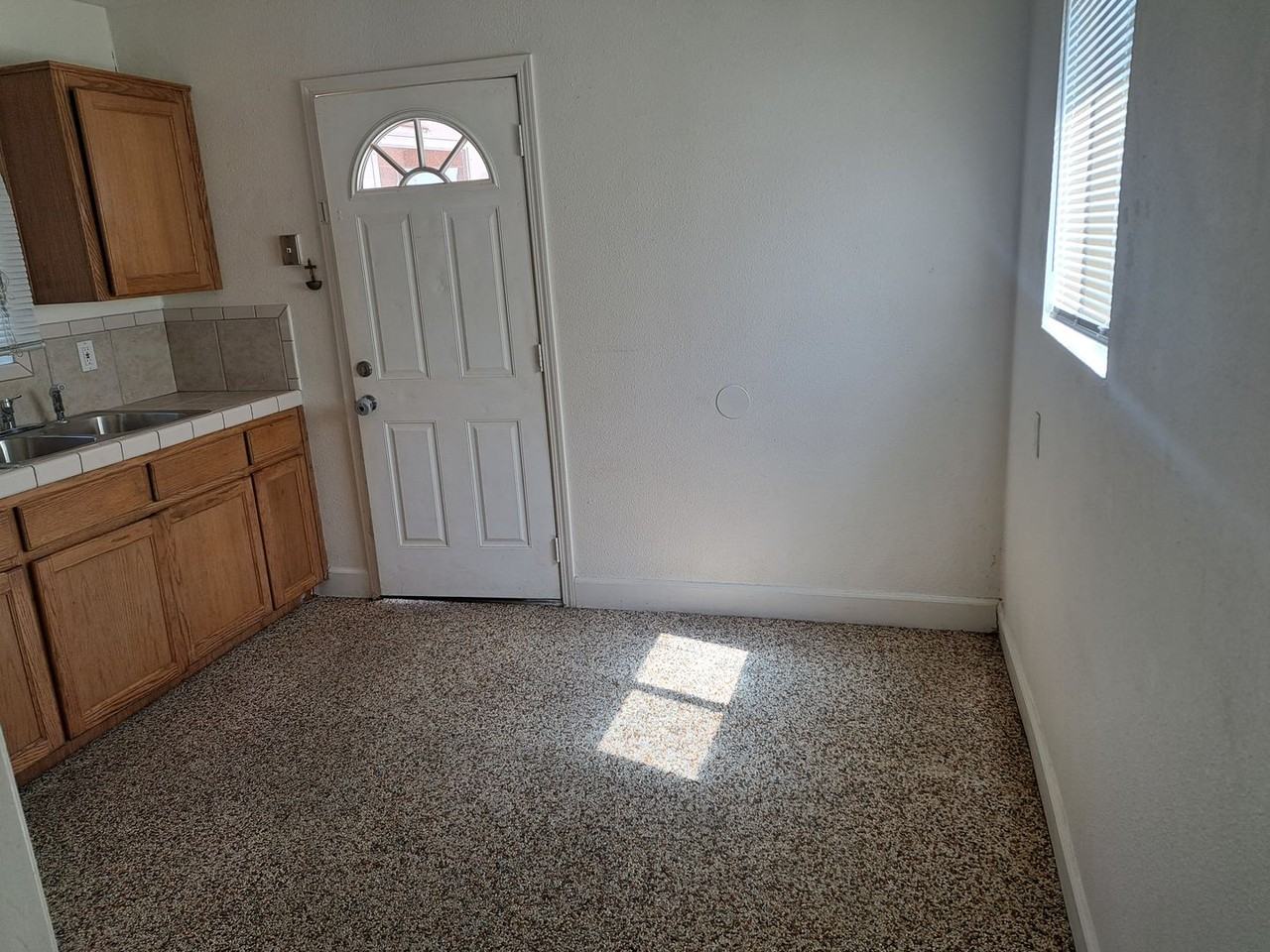 1920 N 11th Ave #B - Photo 2 of 9