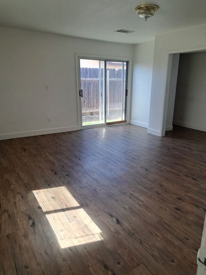 1920 N 11th Ave #B - Photo 3 of 9