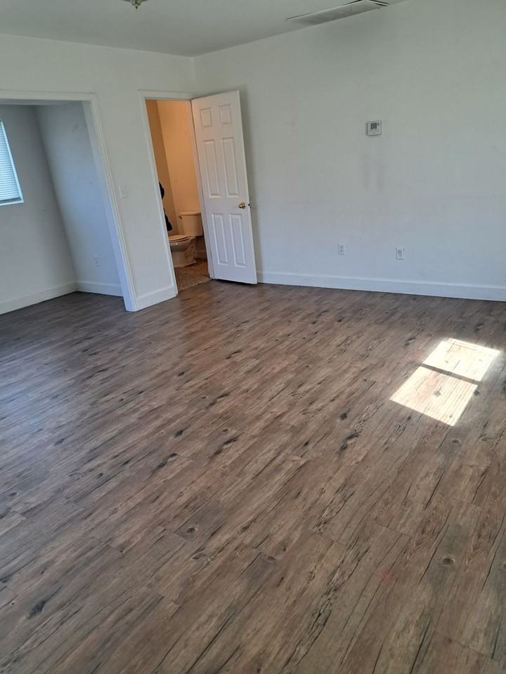 1920 N 11th Ave #B - Photo 4 of 9