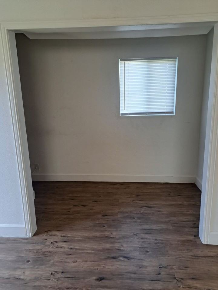 1920 N 11th Ave #B - Photo 6 of 9