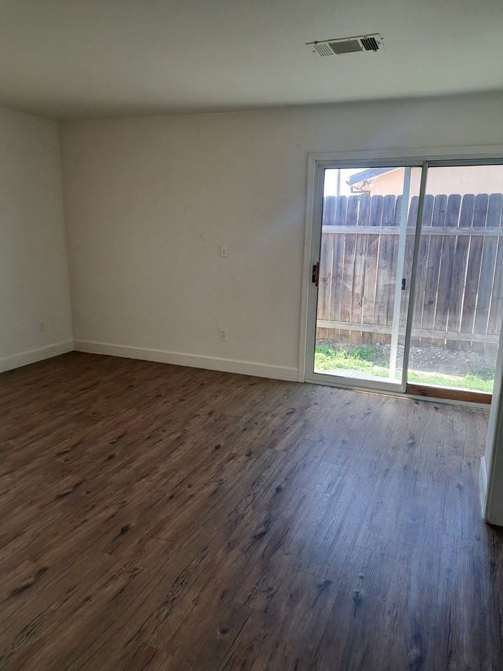 1920 N 11th Ave #B - Photo 7 of 9