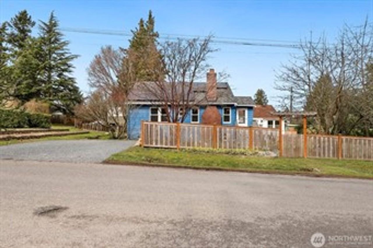 9501 Evanston Ave N - Photo 3 of 36