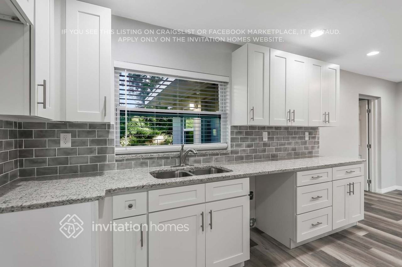 1938 Summit Dr - Photo 5 of 15