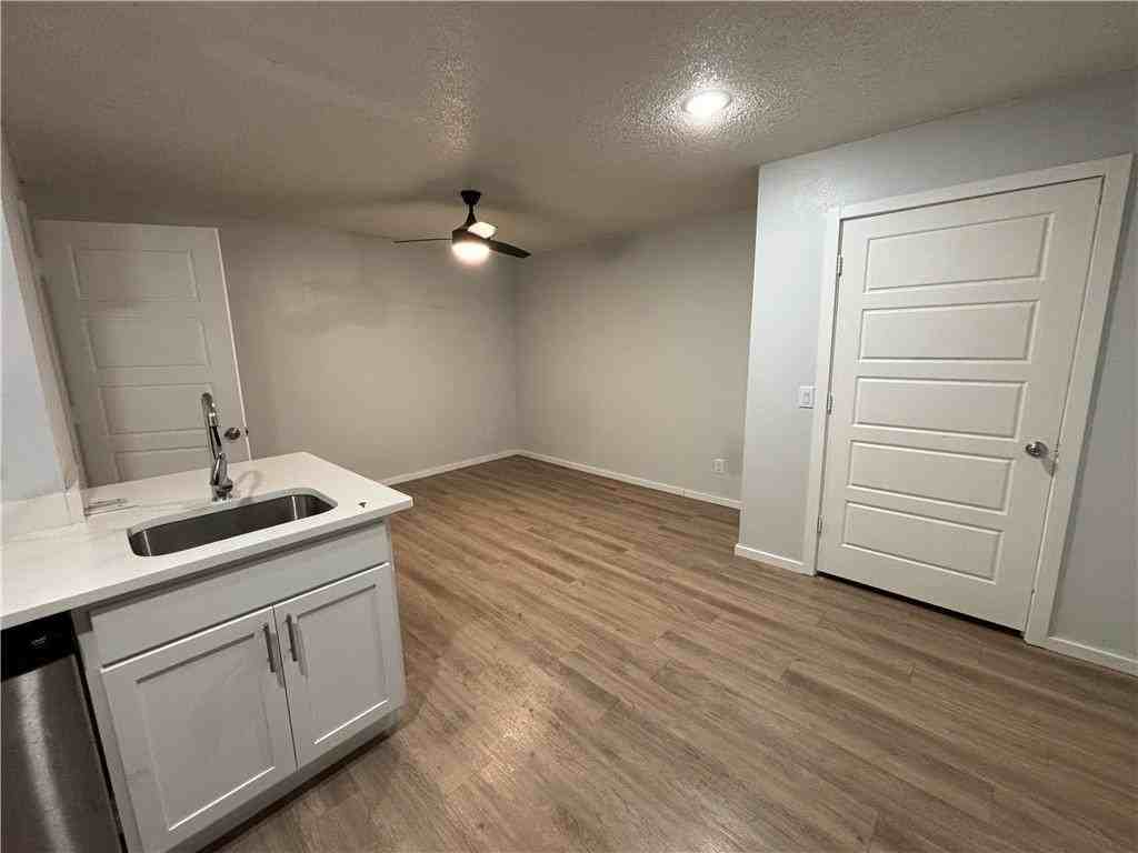 942 W Holly St #4 - Photo 2 of 6