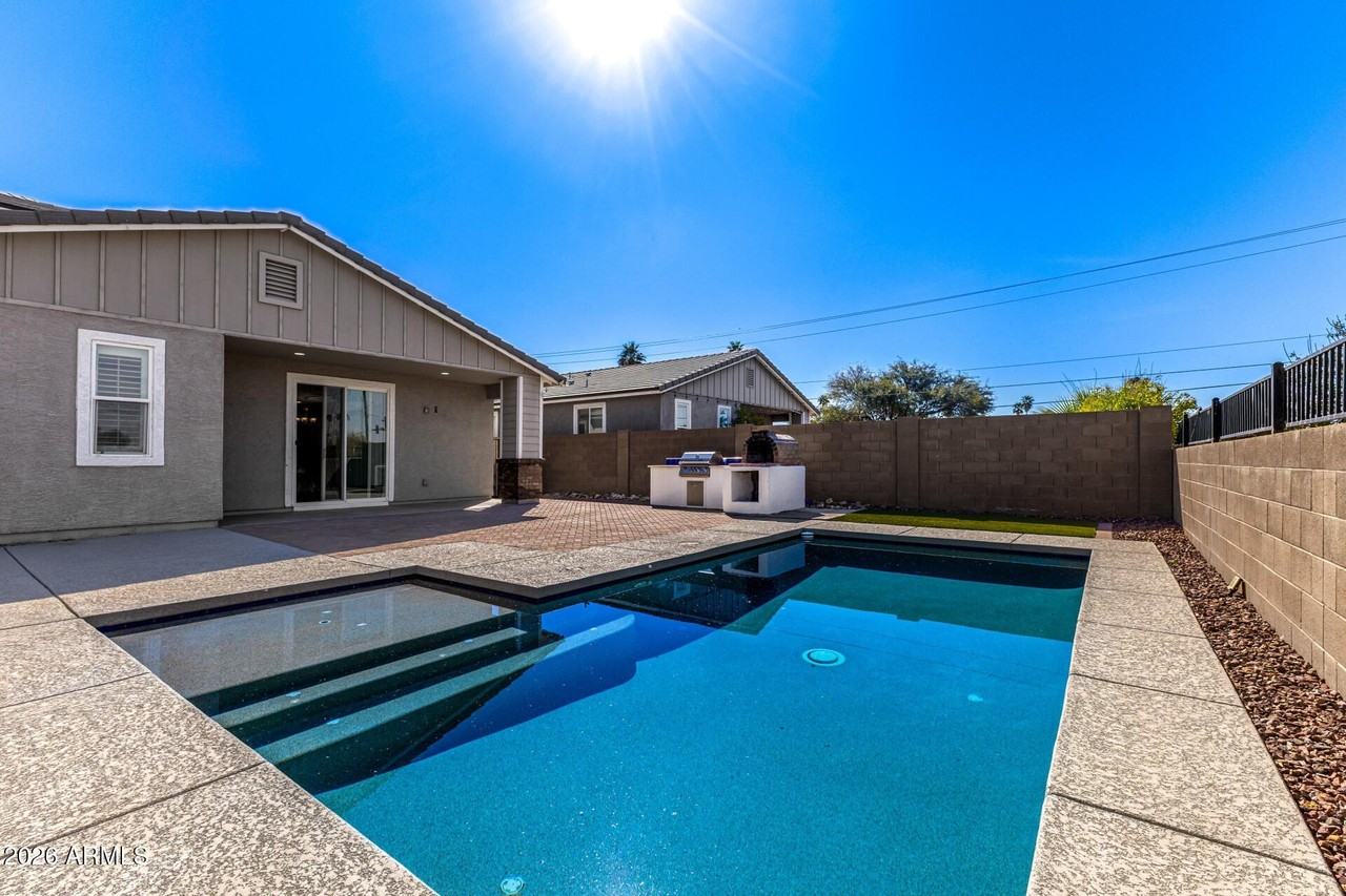 11410 N 50th Ln - Photo 2 of 35