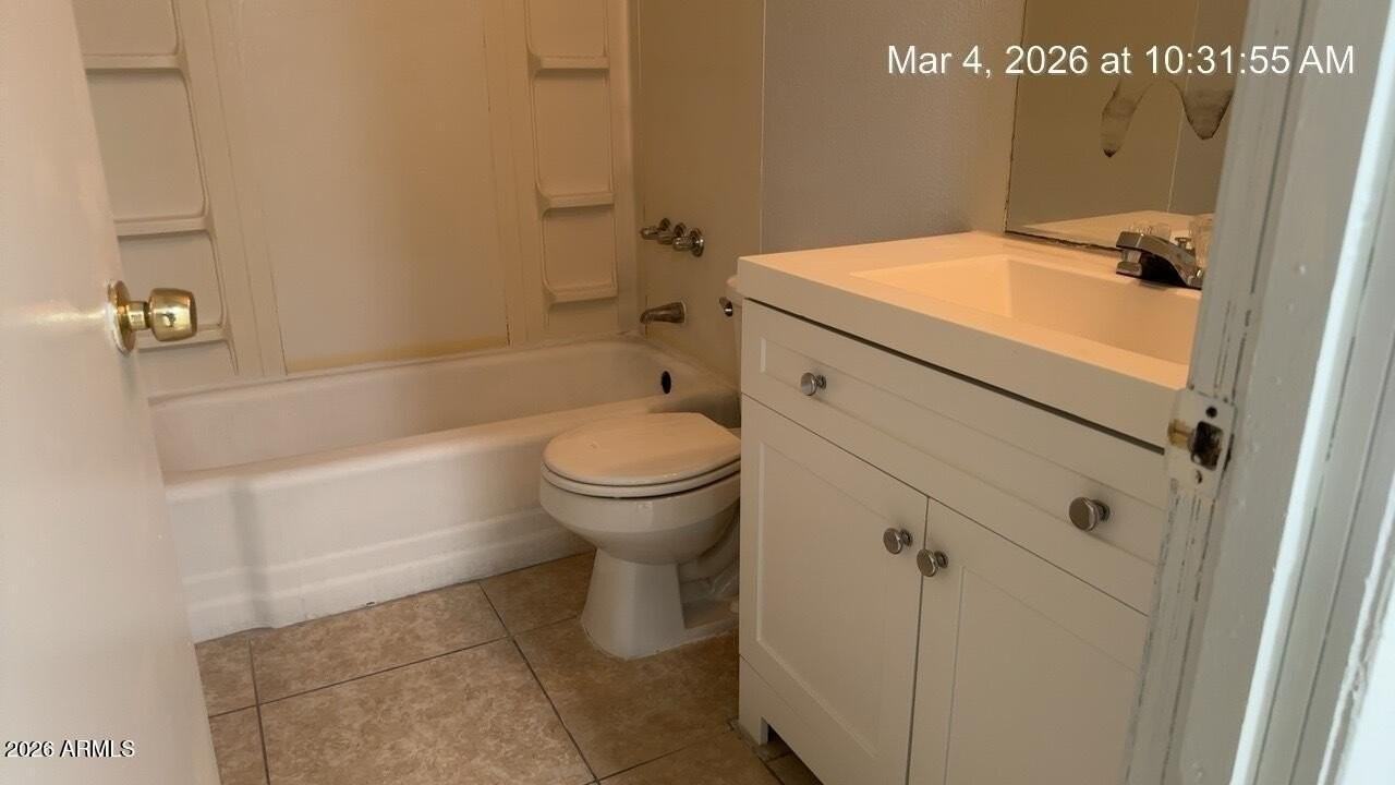 2026 W Cactus Rd Apt A - Photo 5 of 9