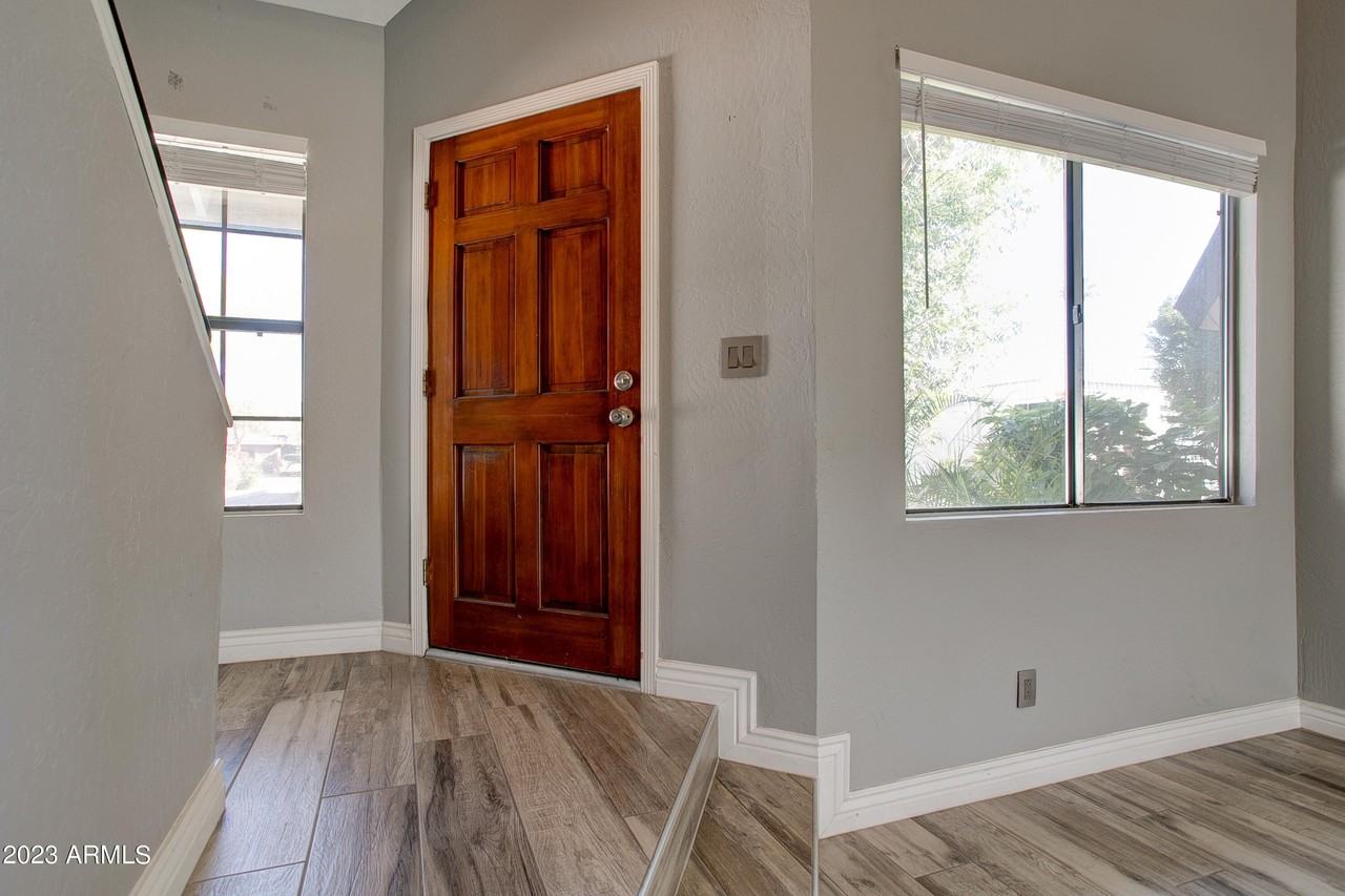 2215 W Augusta Ave Apt 104 - Photo 3 of 27