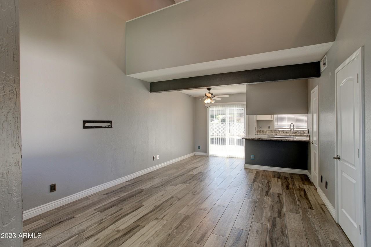 2215 W Augusta Ave Apt 104 - Photo 4 of 27