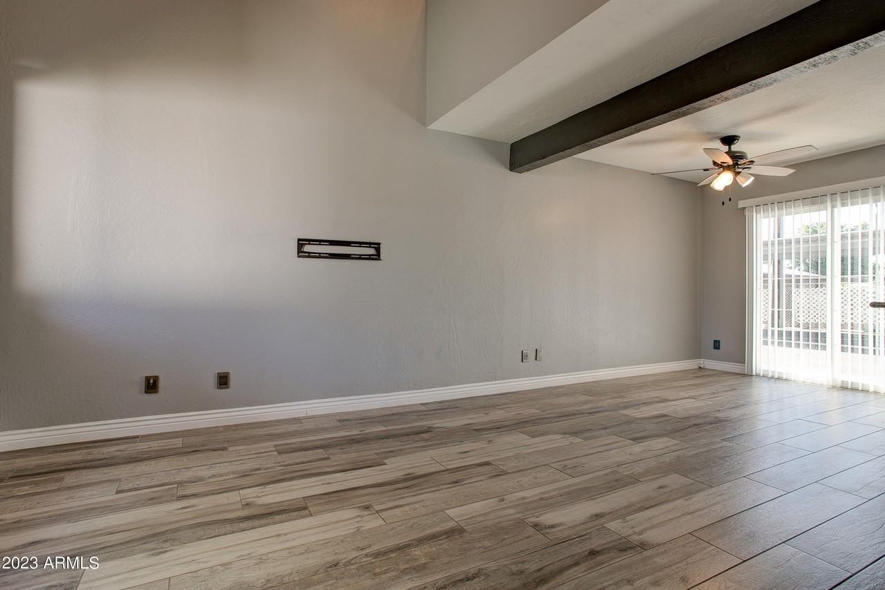 2215 W Augusta Ave Apt 104 - Photo 5 of 27