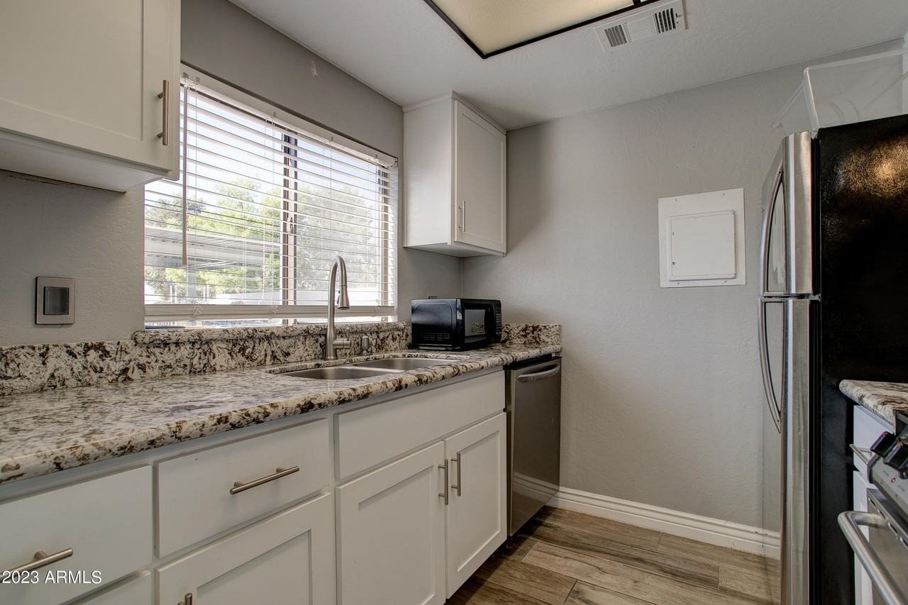 2215 W Augusta Ave Apt 104 - Photo 7 of 27