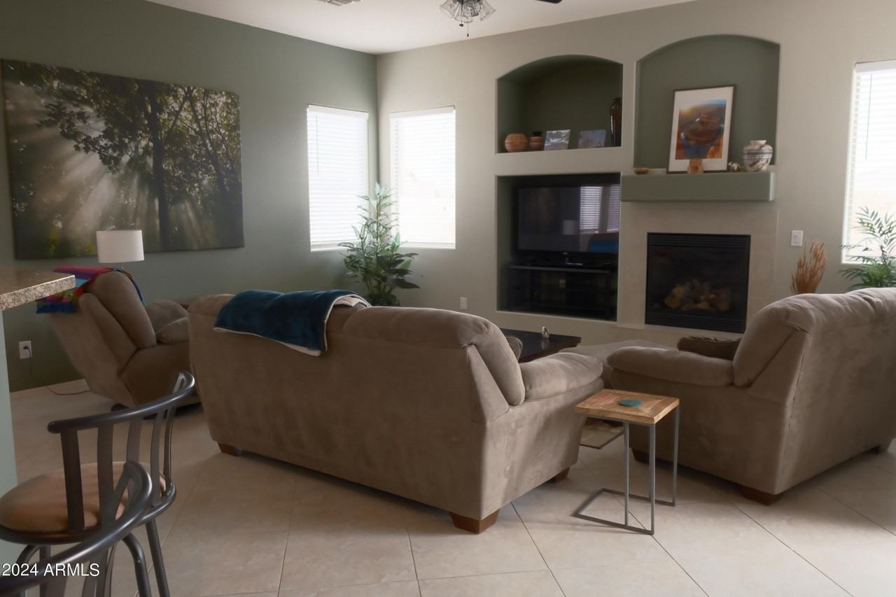 18428 W Summerhaven Dr - Photo 4 of 25