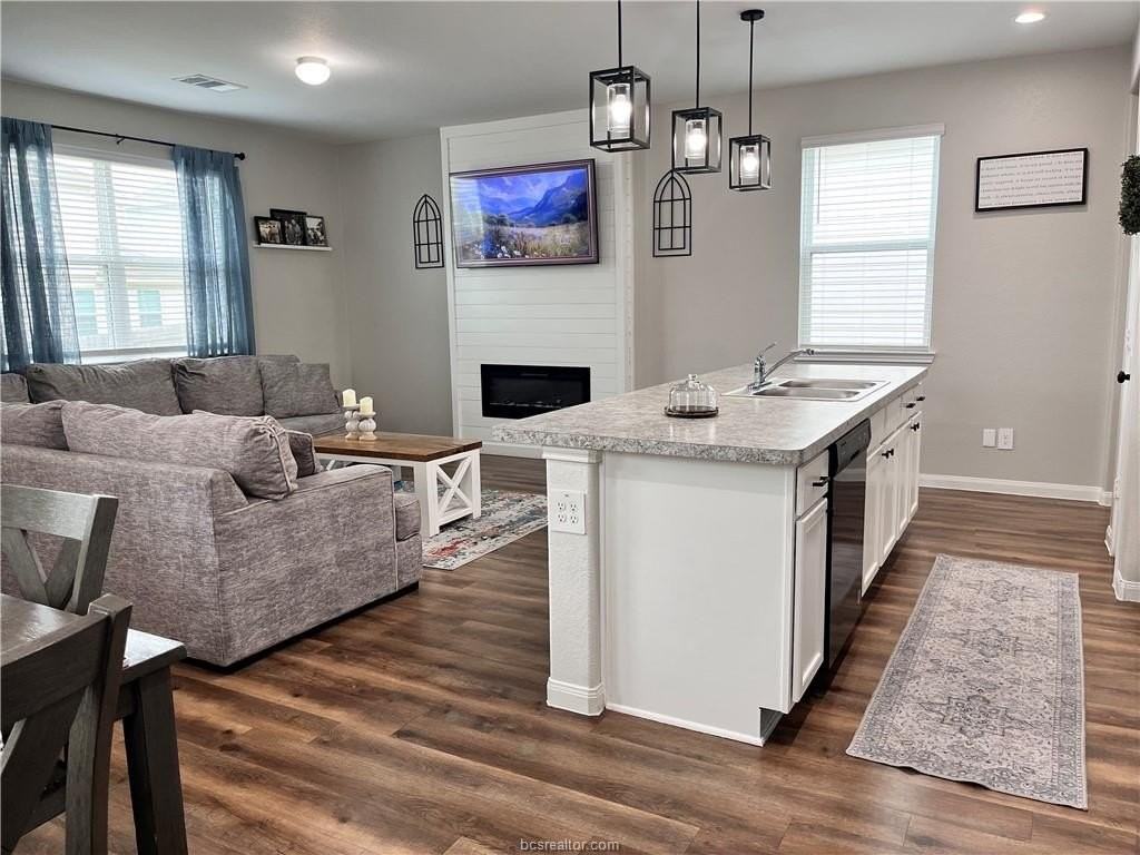 1421 Desire Ln - Photo 3 of 21