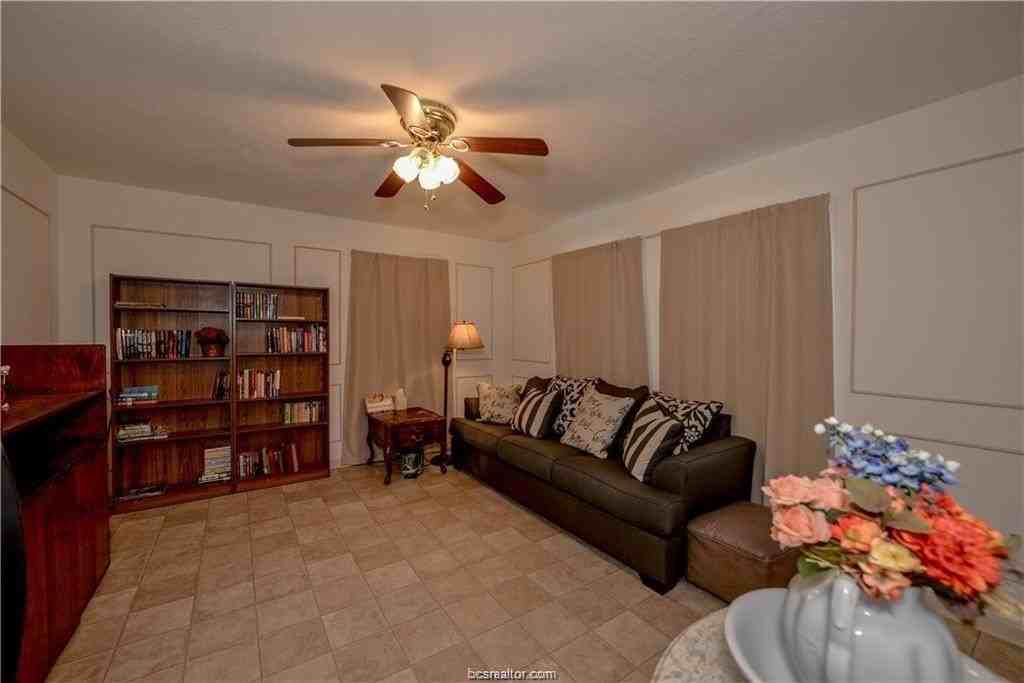 3310 Dallis Dr - Photo 4 of 16