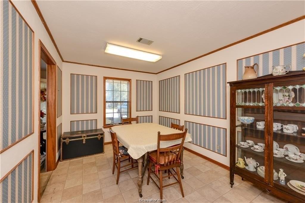 3310 Dallis Dr - Photo 5 of 16