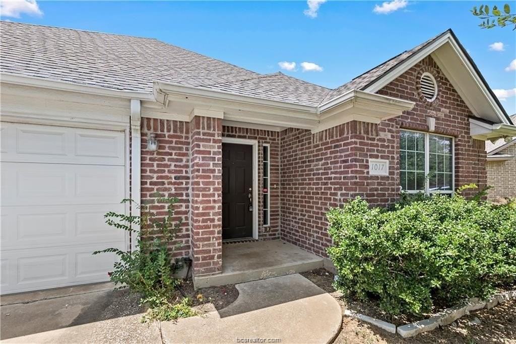 1017 Bougainvillea St - Photo 2 of 18