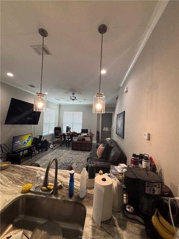 407 Ash St - Photo 4 of 14