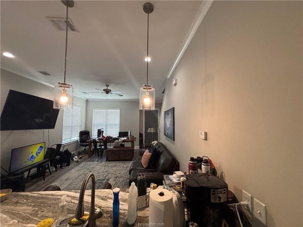 407 Ash St - Photo 7 of 14