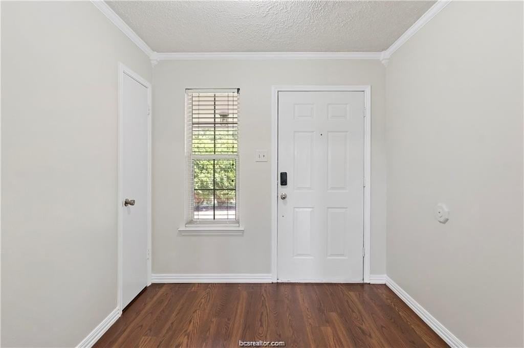 3704 Eastshire Ct - Photo 4 of 26