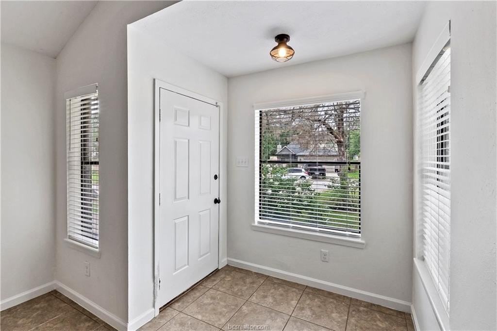 2208 Lobo Dr - Photo 3 of 23