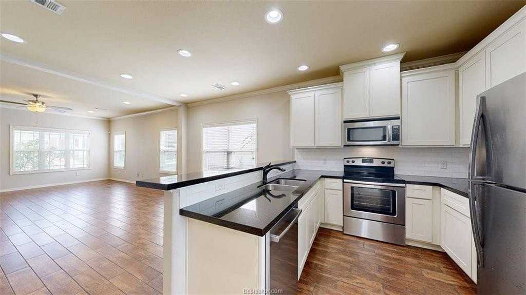 106 Richards St - Photo 6 of 29