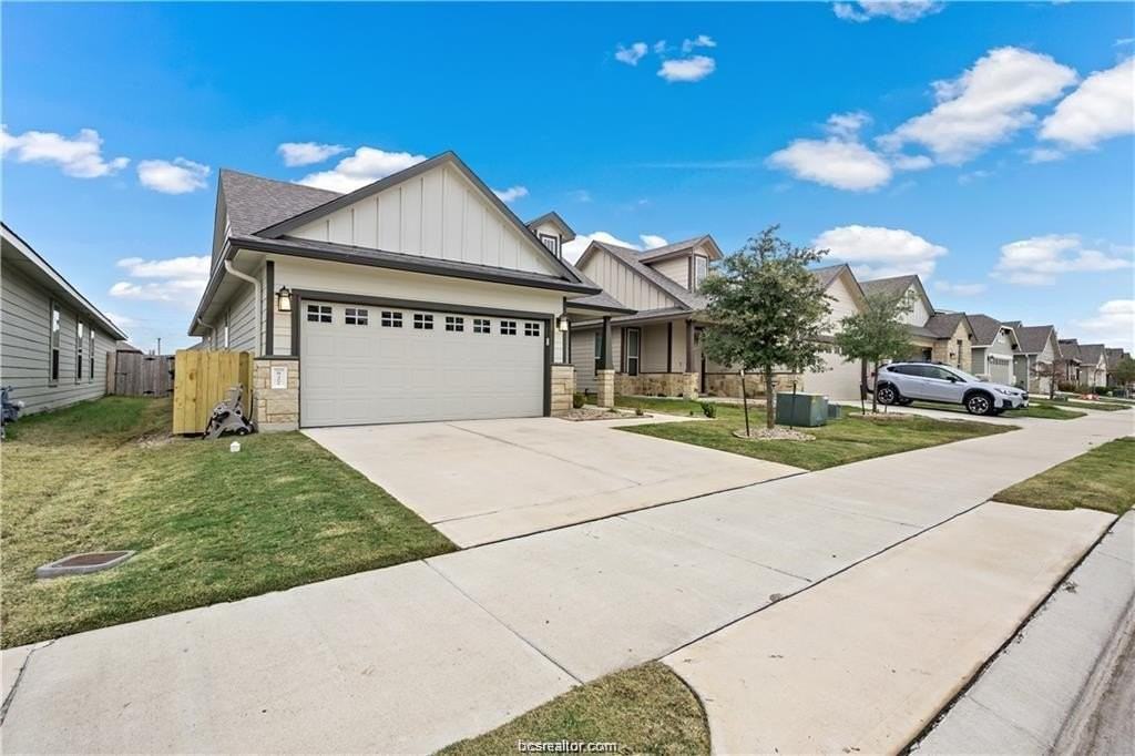 827 Mineral Wells Ln - Photo 2 of 23