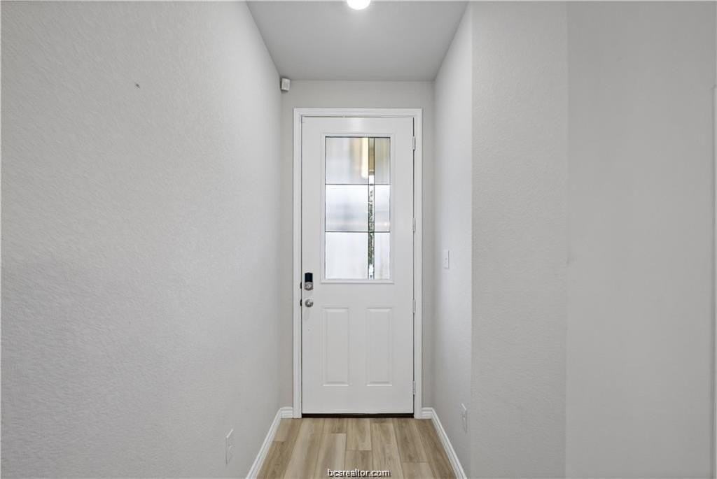 827 Mineral Wells Ln - Photo 5 of 23