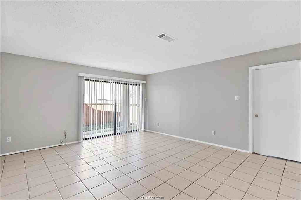 1112 Autumn Cir #D - Photo 4 of 15