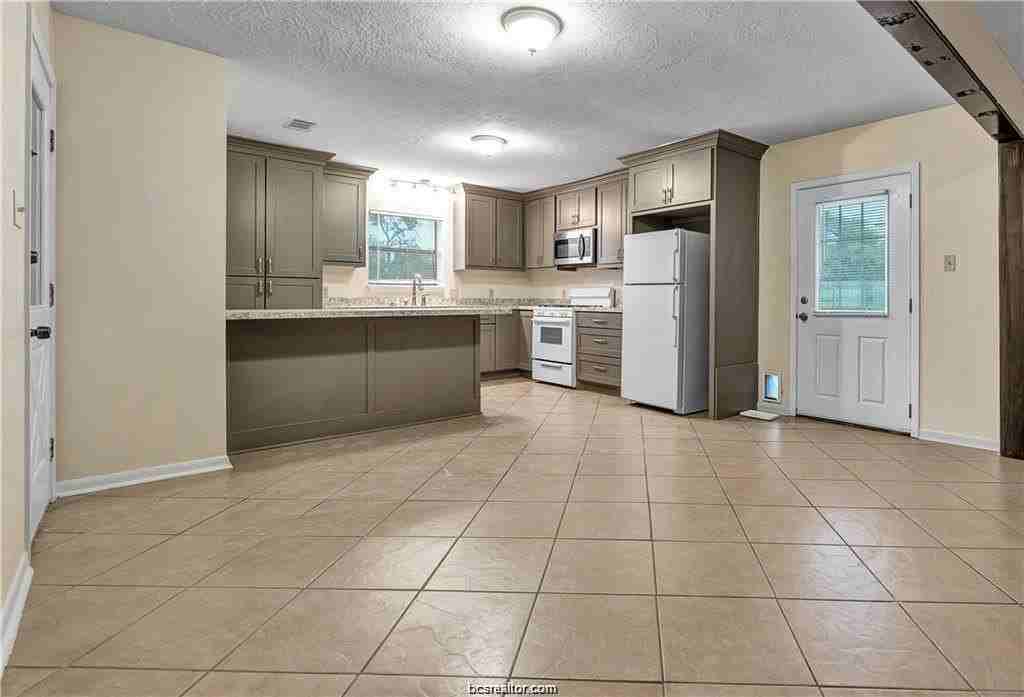 807 Holleman Dr - Photo 4 of 19