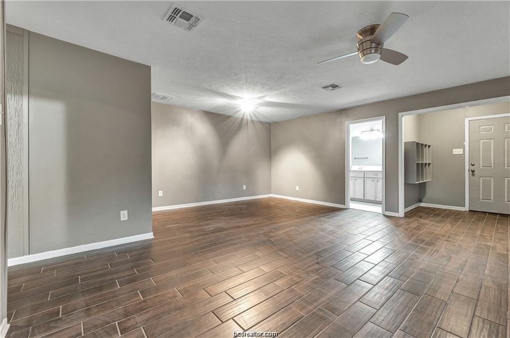 807 Holleman Dr - Photo 5 of 19