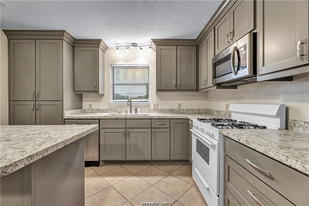 807 Holleman Dr - Photo 7 of 19