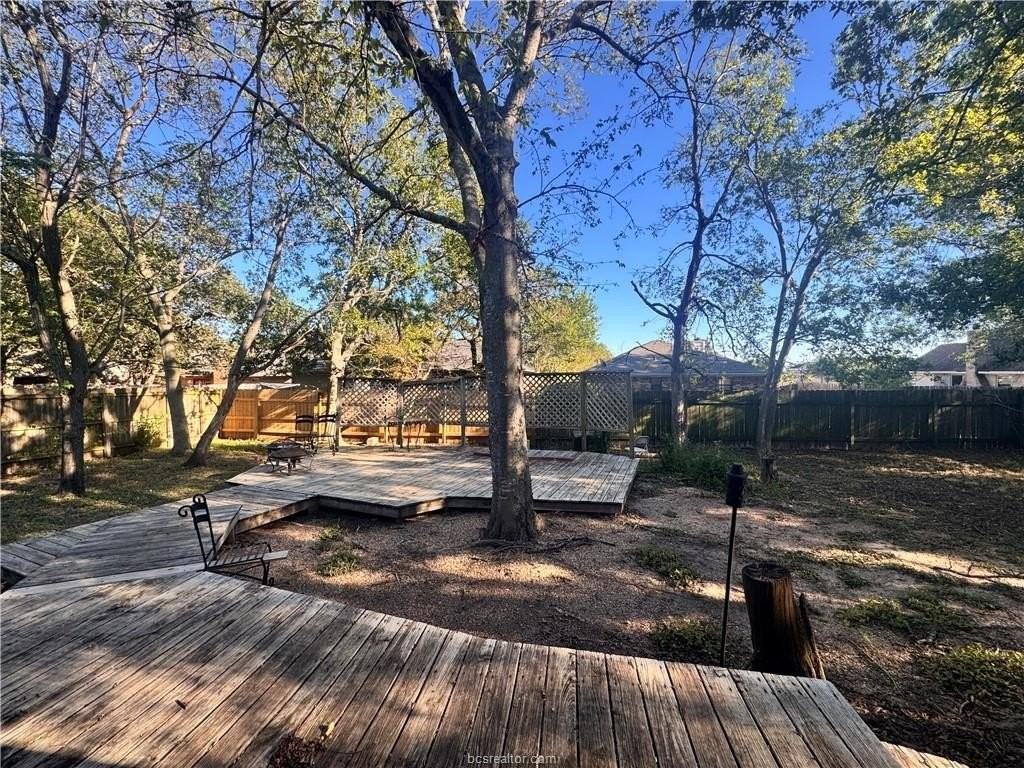 1204 Bayou Woods Dr - Photo 2 of 14