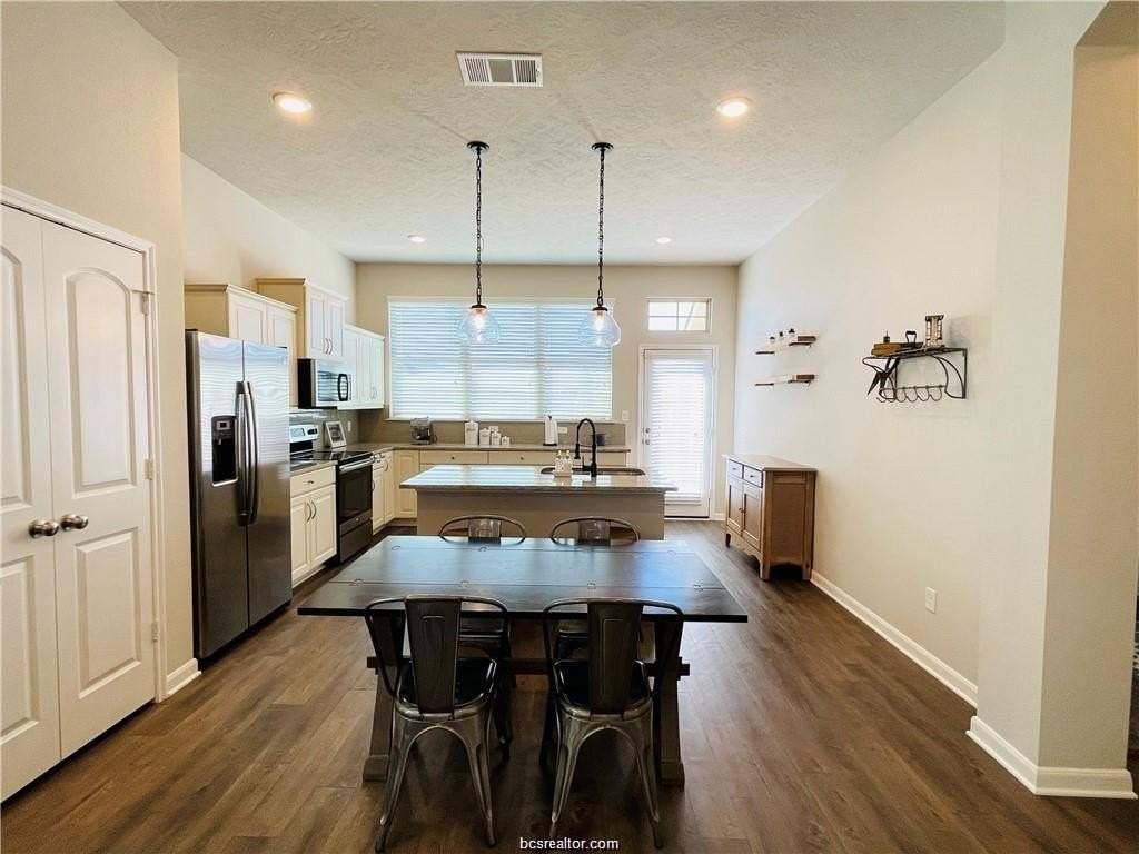 2103 Dumfries Dr - Photo 2 of 19