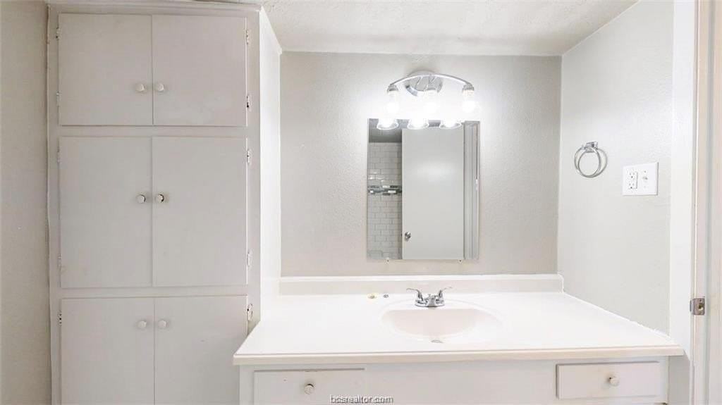 3800 E 29th St Apt 18 #18 - Photo 3 of 22