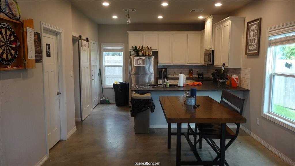 3104 Green St - Photo 4 of 12