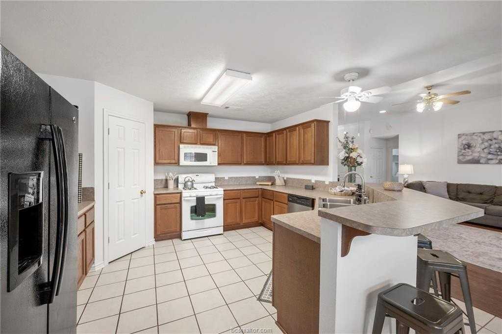 1215 Baywood Ct - Photo 5 of 20