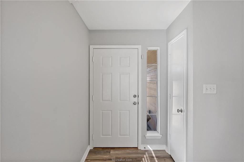 1002 Crested Point Dr - Photo 4 of 22