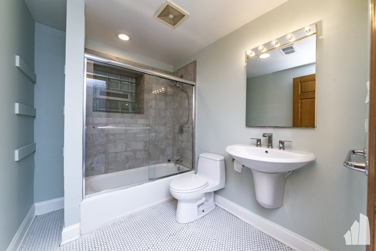 4625 N Dover St #G - Photo 5 of 25