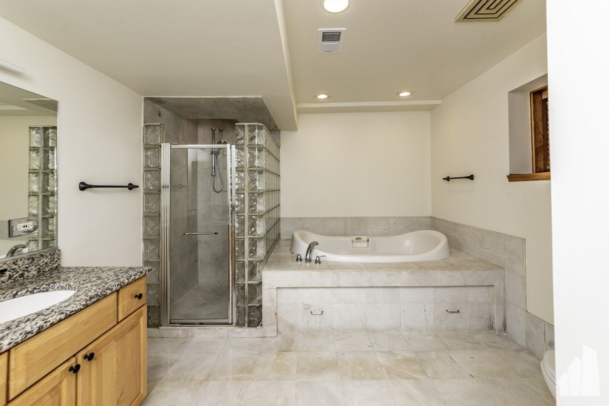 4625 N Dover St #G - Photo 7 of 25