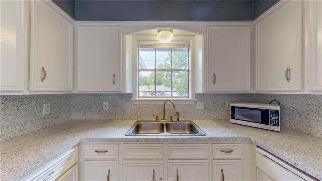 1000 Holleman Dr - Photo 3 of 32