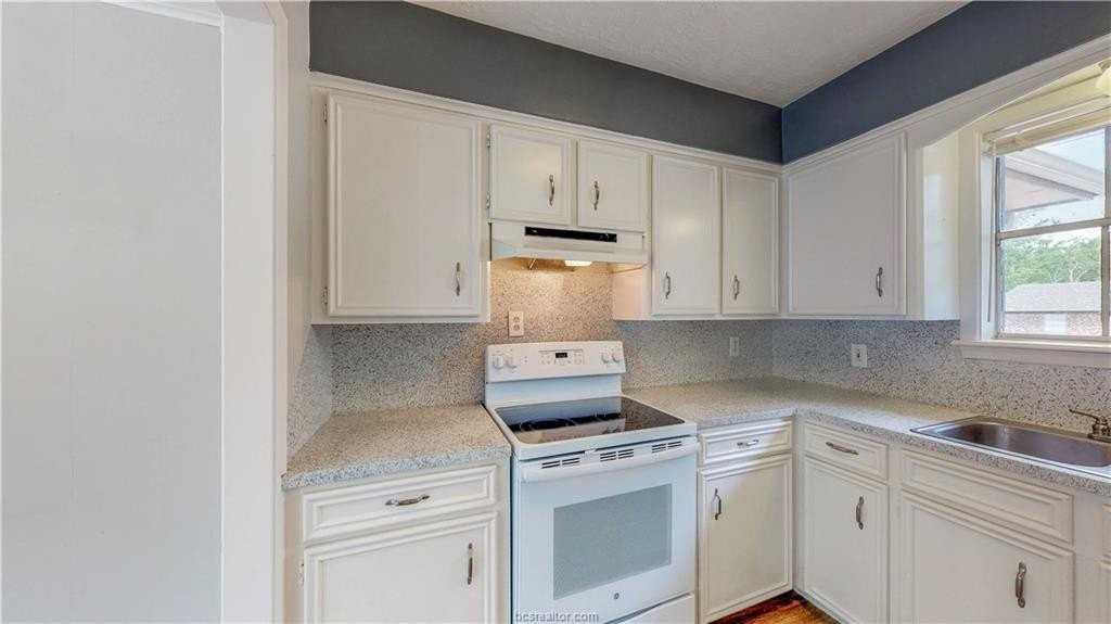 1000 Holleman Dr - Photo 4 of 32