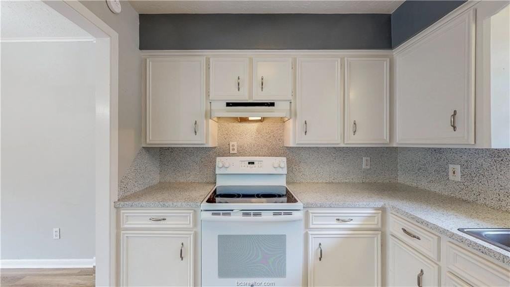 1000 Holleman Dr - Photo 6 of 32