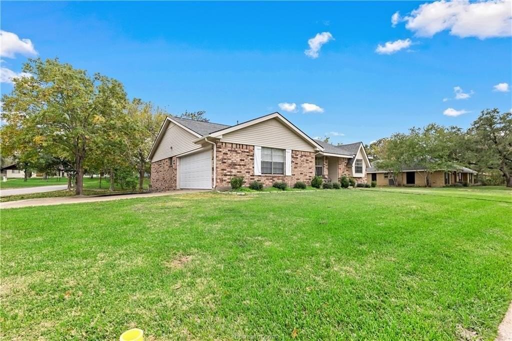 1216 Glade St - Photo 2 of 20