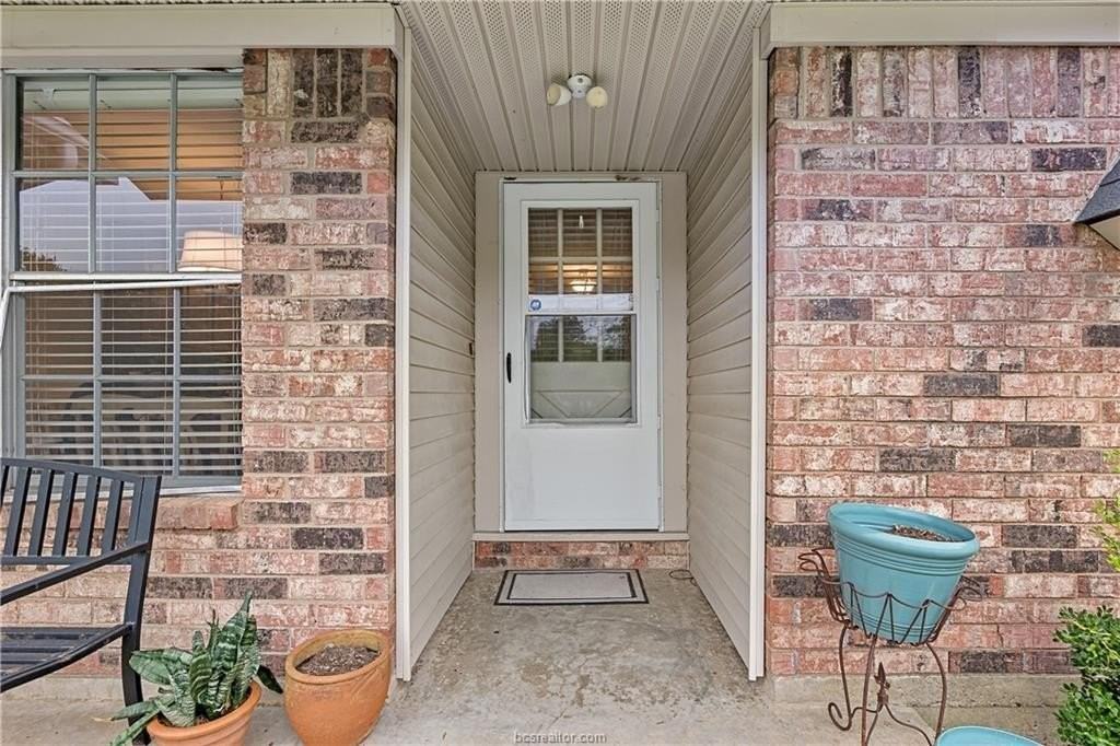 1216 Glade St - Photo 3 of 20