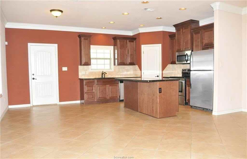 2512 Leyla Ln - Photo 4 of 17