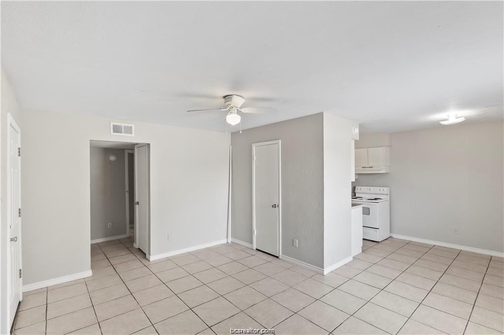 2815 Cypress Bend Cir Apt B #B - Photo 4 of 27