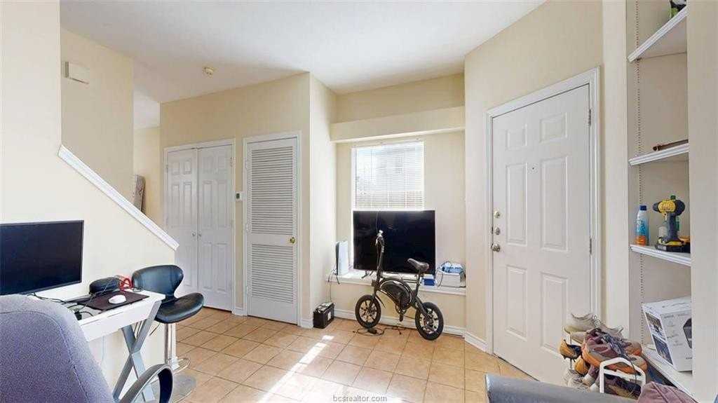 301 Nimitz St Apt F - Photo 3 of 19