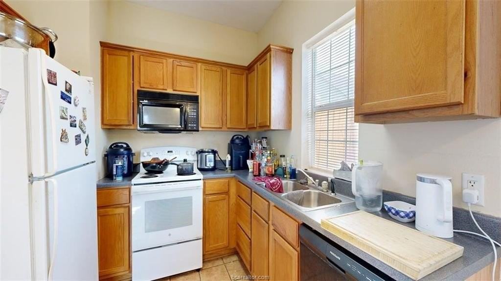 301 Nimitz St Apt F - Photo 4 of 19