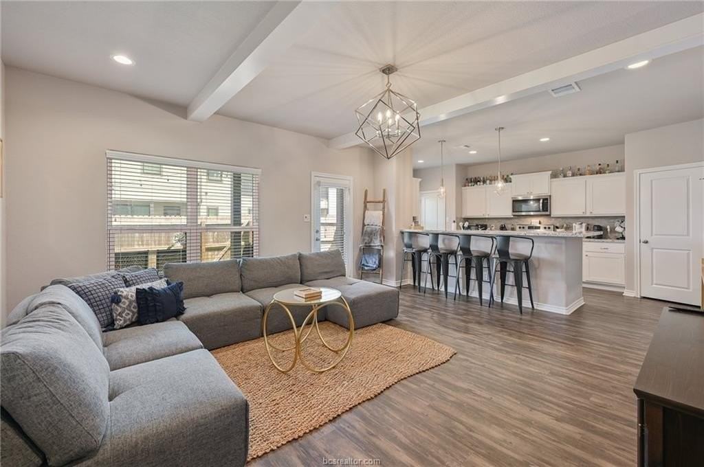 501 Hayes Ln - Photo 3 of 13