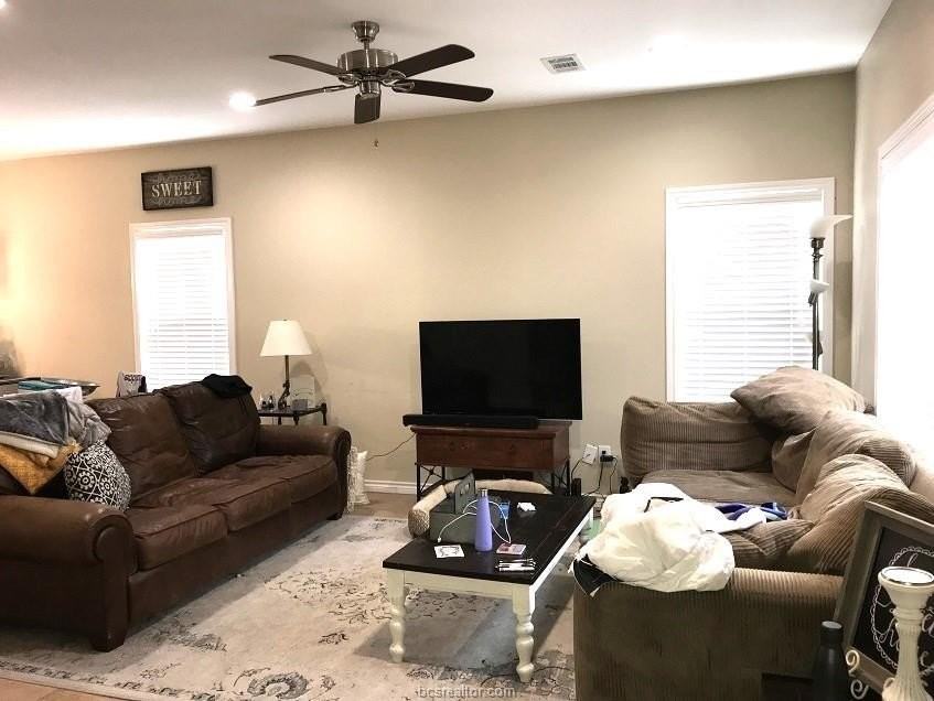 1122 Phoenix St - Photo 4 of 23