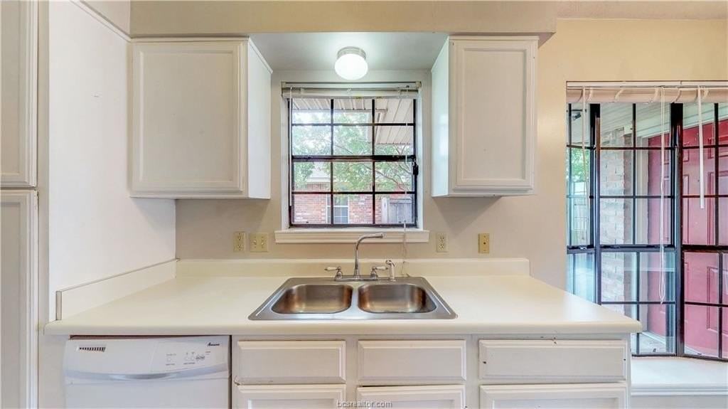 1913 Woodsman Dr - Photo 3 of 32